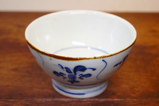 砥部焼　中田窯　くらわんか茶碗　（なずな縁鉄）  